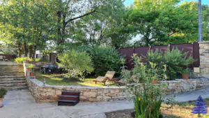 Location de gîtes et chambres d'hôtes en Aveyron, la cour le jour