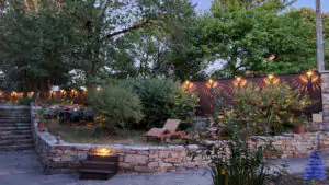 Location de gîtes et chambres d'hôtes en Aveyron, la cour la nuit